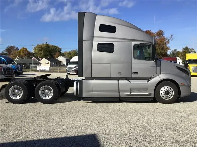 2021 VOLVO VNL760