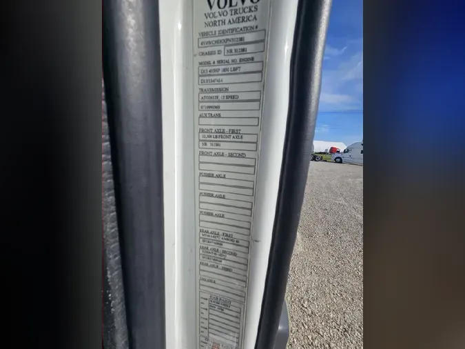 2023 VOLVO VNR64T640