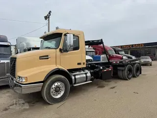 2002 VOLVO VHD64B200