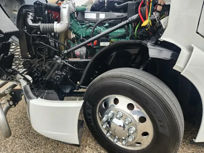 2023 VOLVO VNL64T860