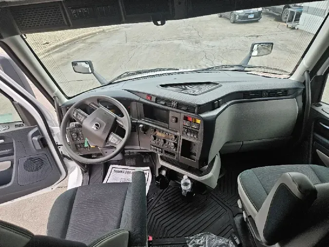2025 VOLVO VNL64T860