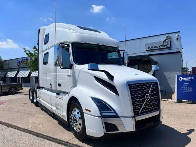 2025 VOLVO VNL64T860