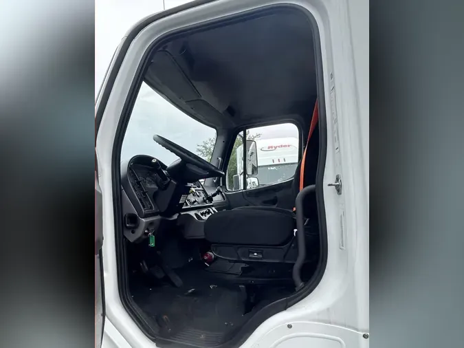 2017 FREIGHTLINER M2 106