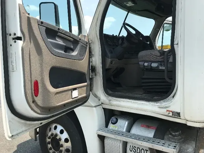 2018 Freightliner X12564ST