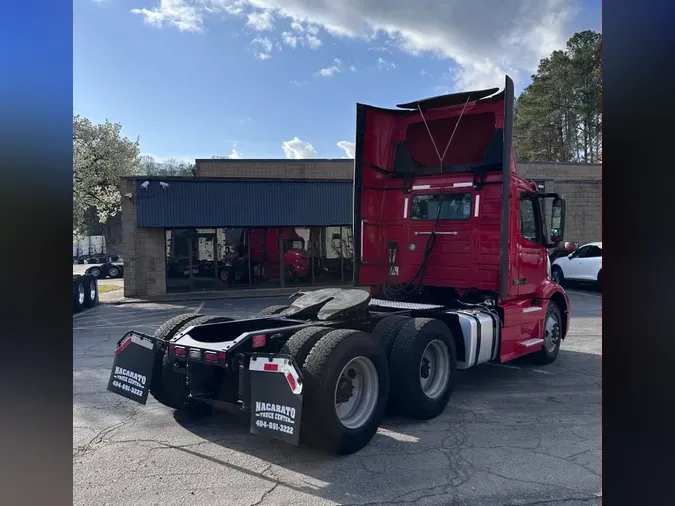 2021 VOLVO VNR64T300