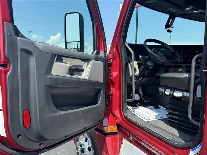 2019 FREIGHTLINER CA126