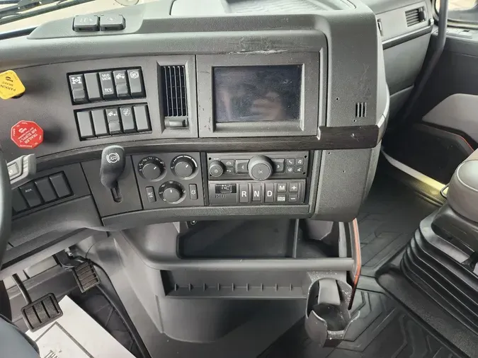 2023 VOLVO VNL64T860