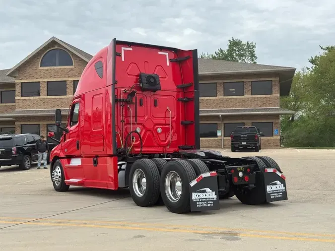 2022 FREIGHTLINER Cascadia 126