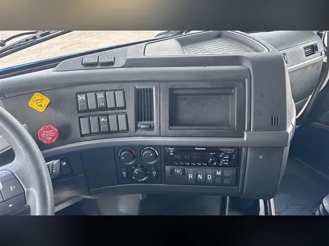 2021 VOLVO VNL760