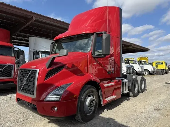 2021 VOLVO VNR64T300