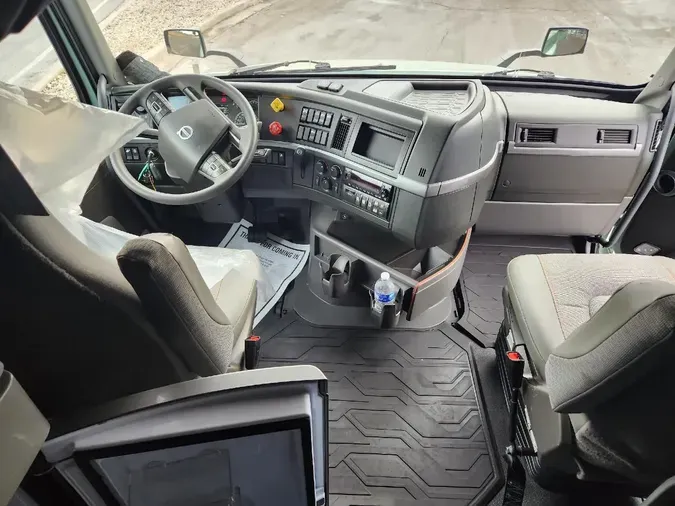 2025 VOLVO VNL64T760