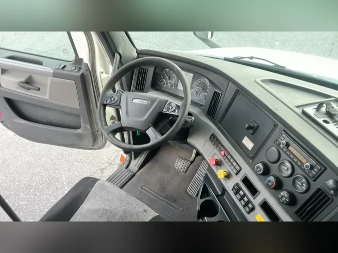 2020 Freightliner Cascadia 126