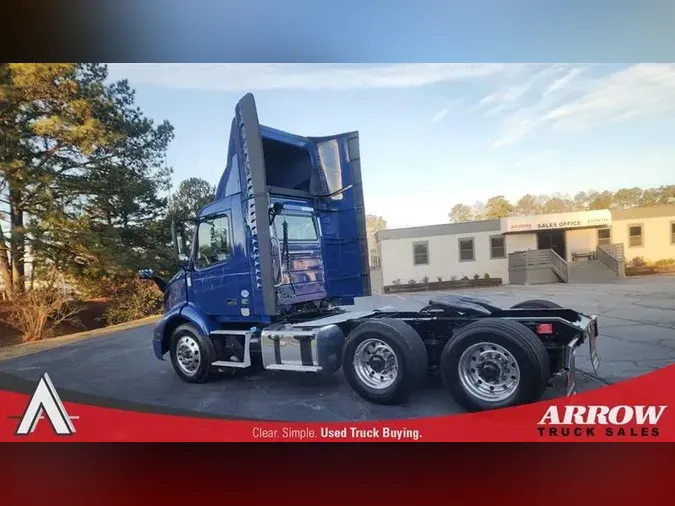 2021 VOLVO VNR300