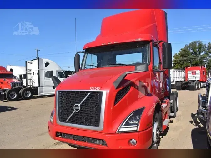 2020 VOLVO VNR64T300