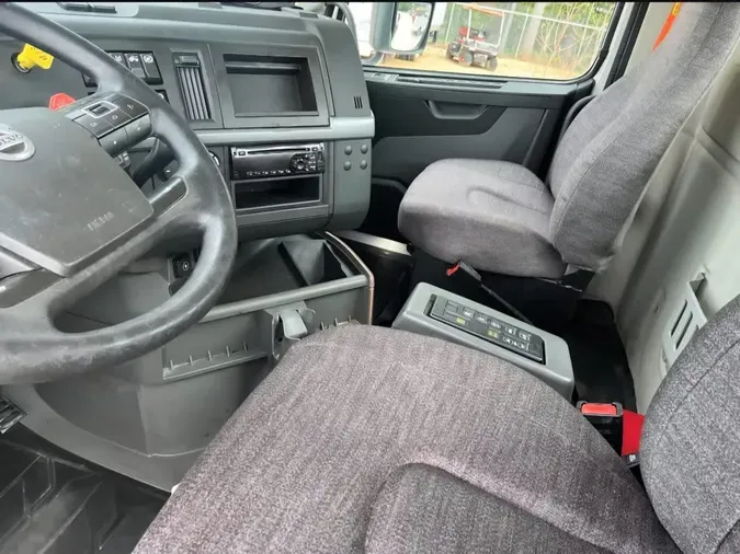 2019 VOLVO VNL64T-300