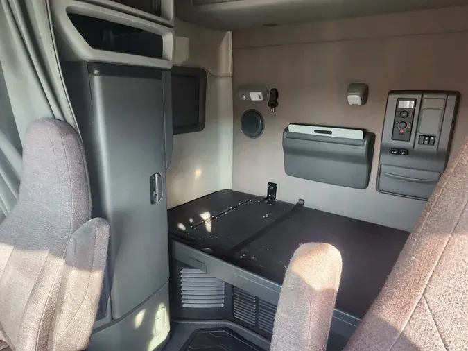 2021 VOLVO VNL64T74070050b7a990ba57c24dae845c3d49aac