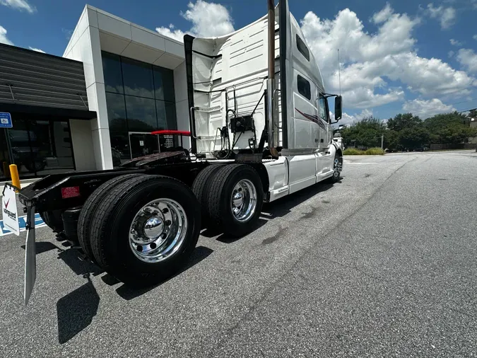 2022 Volvo VNL64T760