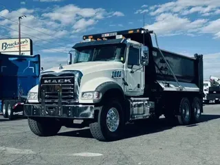 2022 MACK GR64F