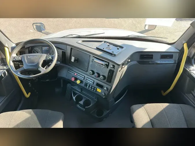 2024 Freightliner Cascadia 12670323dd05924e1ed428a0a213c7b960b