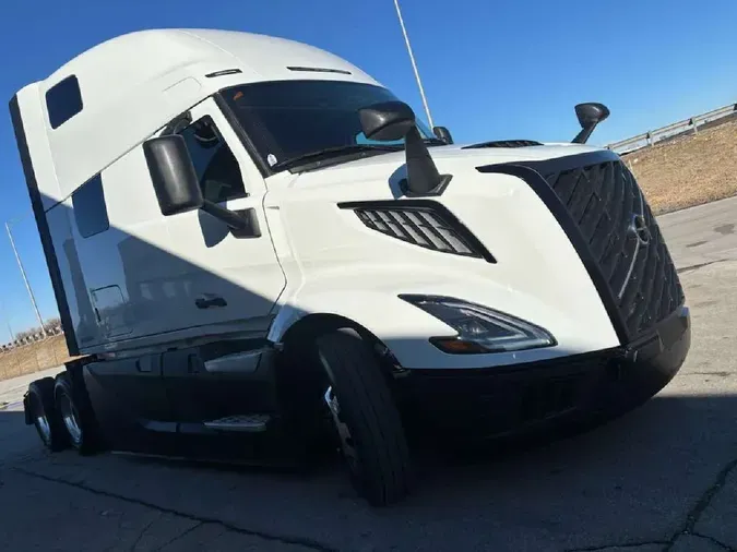 2025 VOLVO VNL64T860