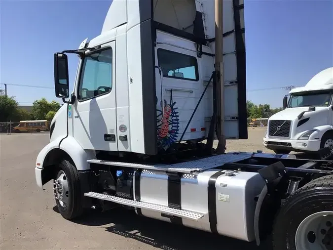 2020 VOLVO VNR300