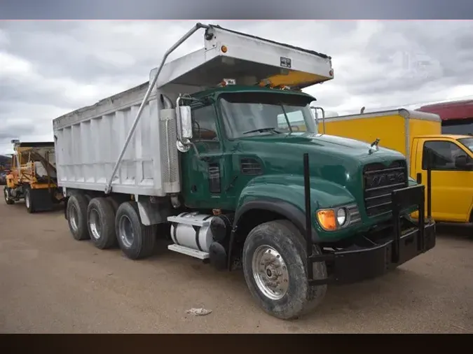 2003 MACK GRANITE CV713