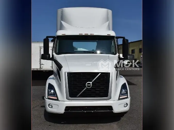 2022 VOLVO VNR64T300