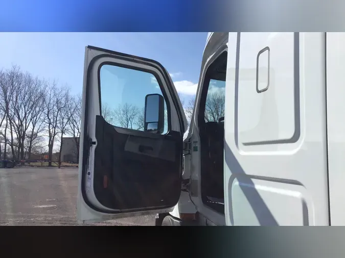 2021 Freightliner Cascadia 126