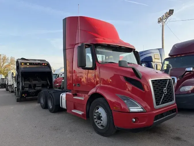 2022 VOLVO VNR64T300
