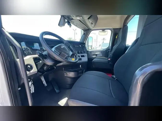 2019 FREIGHTLINER CA126