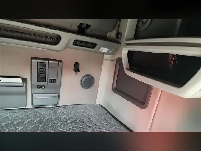 2023 VOLVO VNL760