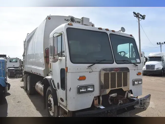 2013 PETERBILT 320