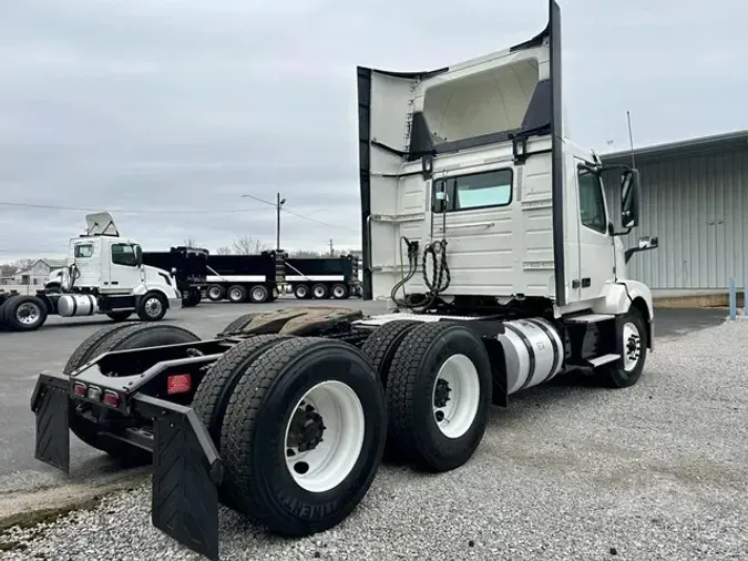 2016 VOLVO VNL64T300