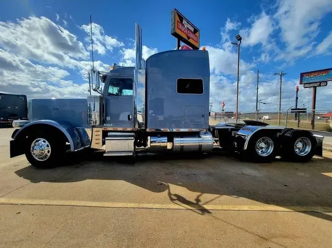 2023 Peterbilt 389