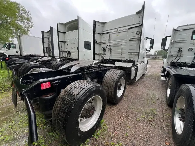 2019 VOLVO VNR64T640