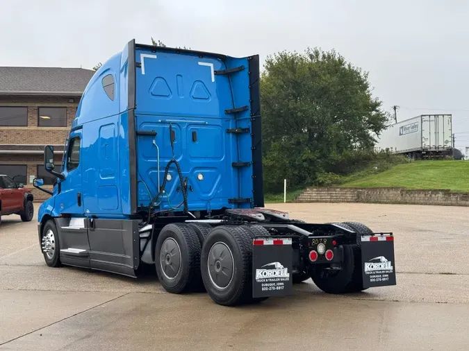 2023 FREIGHTLINER Cascadia 126