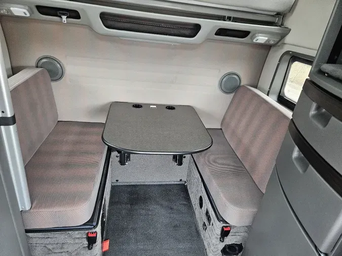 2025 VOLVO VNL64T860
