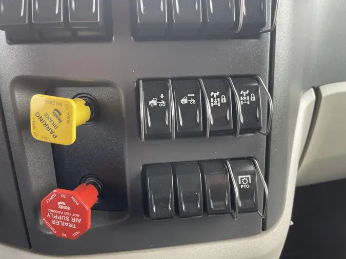 2023 Peterbilt 579