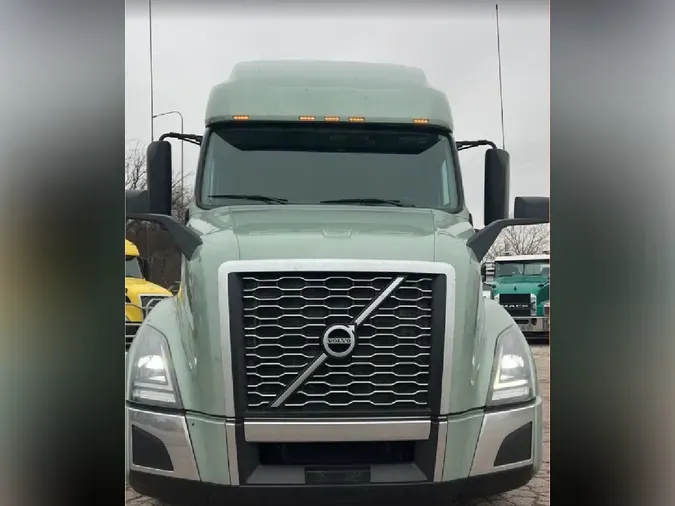 2025 VOLVO VNL64T760