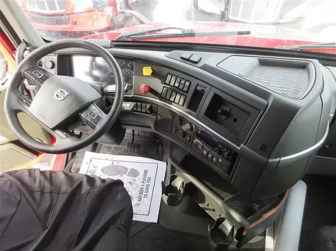 2022 VOLVO VNL860