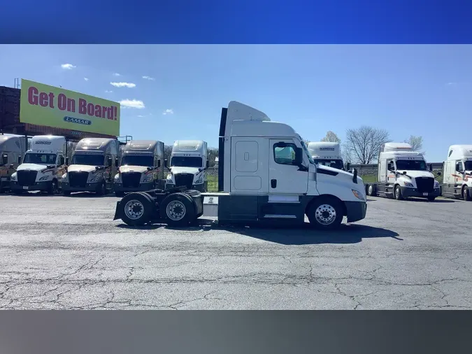 2021 Freightliner Cascadia 126