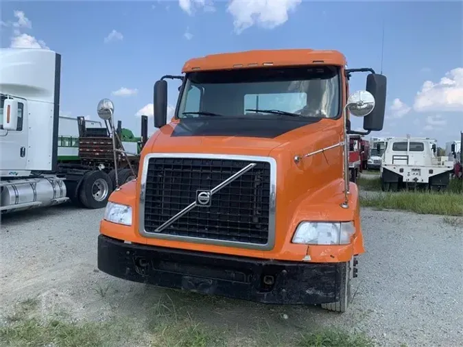 2015 VOLVO VNM64T200