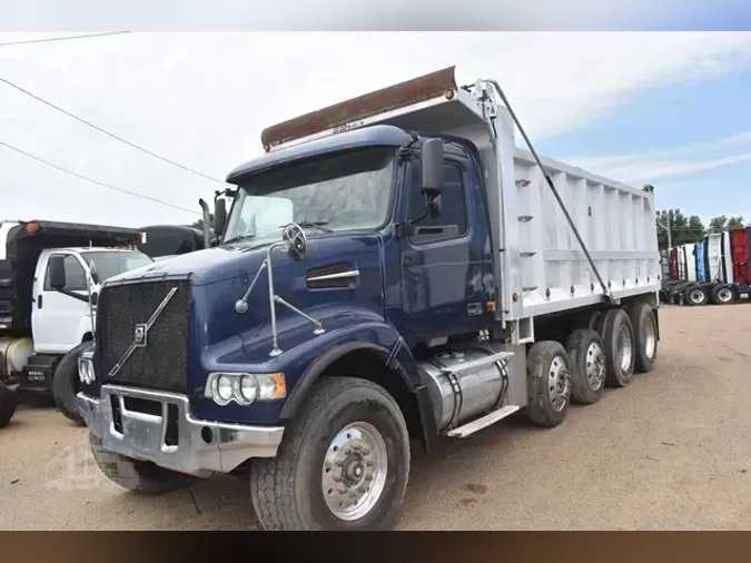 2003 VOLVO VHD104F200