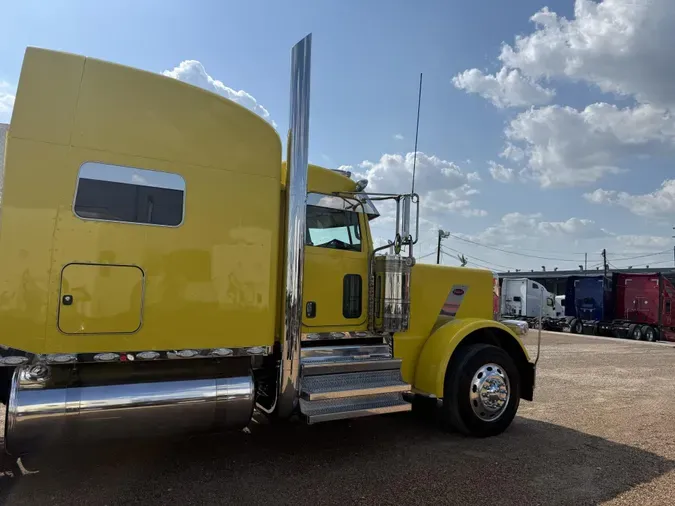 2023 Peterbilt 389