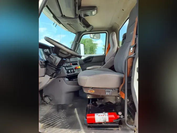 2019 NAVISTAR INTERNATIONAL LT625 DAYCAB T/A