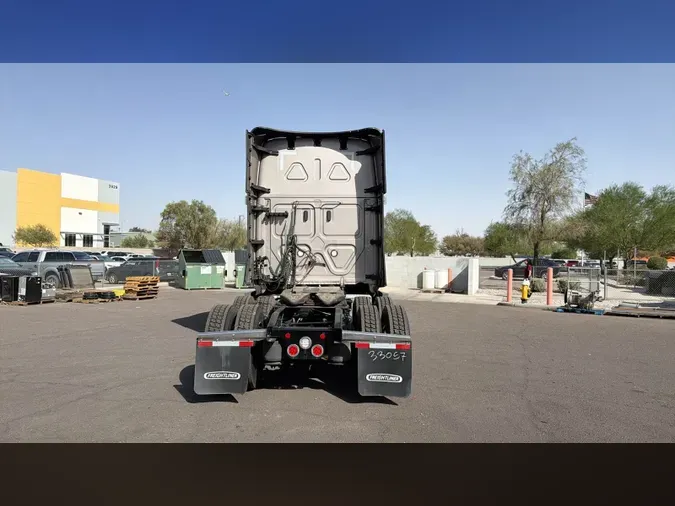 2025 Freightliner Cascadia 126