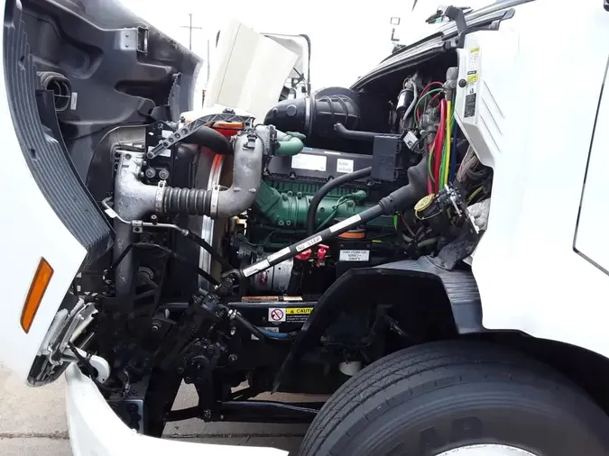 2020 VOLVO VNR64T-640