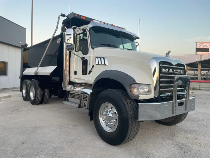 2022 MACK GR64F