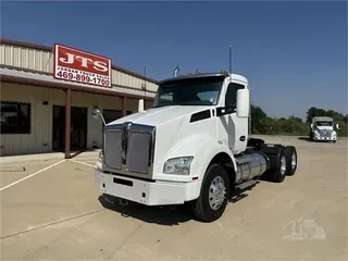 2017 KENWORTH T880