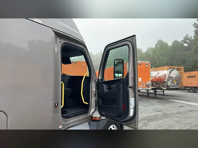 2023 Freightliner Cascadia 126